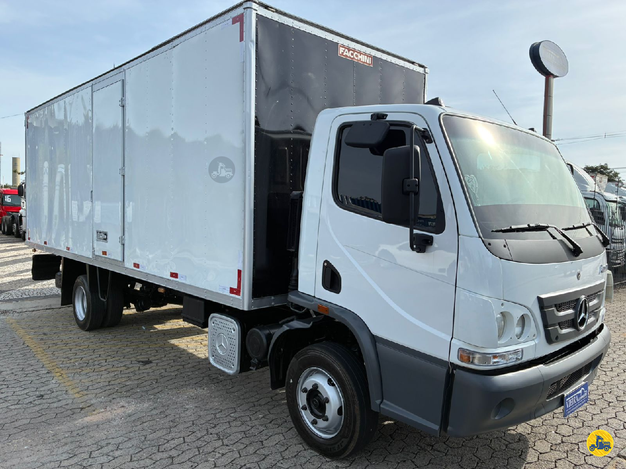 CAMINHAO MERCEDES-BENZ MB 815 Baú Furgão 3/4 4x2 Vieira Caminhões CURITIBA PARANÁ PR